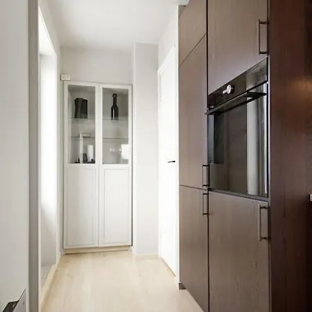 Apartman Sentrumnaer Leilighet Med Uteplass Og Parkering