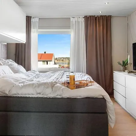 Apartman Sentrumnaer Leilighet Med Uteplass Og Parkering